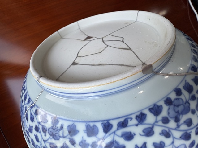 古玩陶瓷一束蓮青花盤真品鑒賞圖