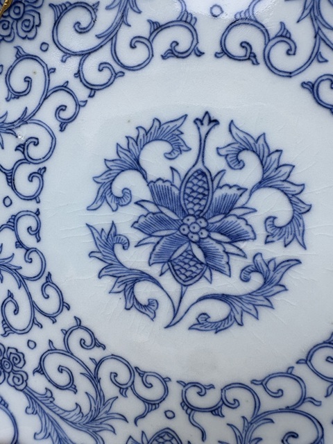 古玩陶瓷外祭藍釉內青花花卉紋盤真品鑒賞圖