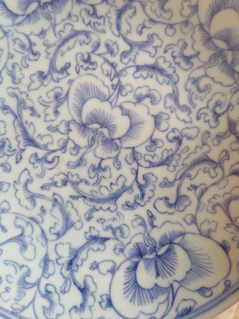 古玩陶瓷花卉紋青花盤真品鑒賞圖