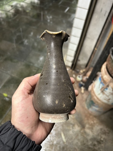 古玩陶瓷褐釉花口瓶真品鑒賞圖