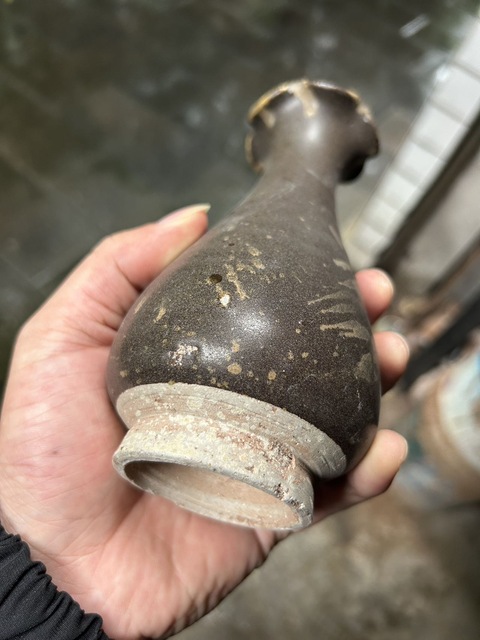 古玩陶瓷褐釉花口瓶真品鑒賞圖