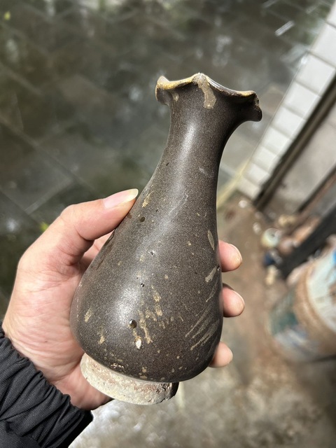 古玩陶瓷褐釉花口瓶真品鑒賞圖