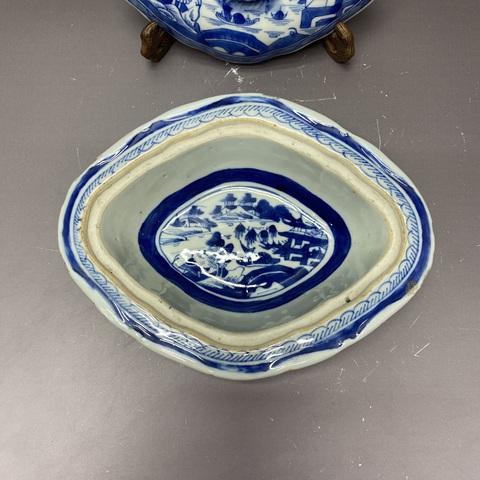 古玩陶瓷樓臺亭閣山水紋青花蓋盤真品鑒賞圖