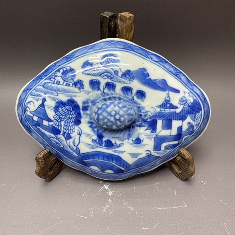 古玩陶瓷樓臺亭閣山水紋青花蓋盤真品鑒賞圖