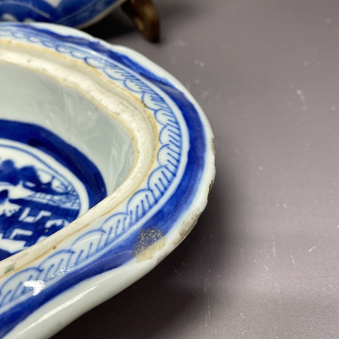 古玩陶瓷樓臺亭閣山水紋青花蓋盤真品鑒賞圖