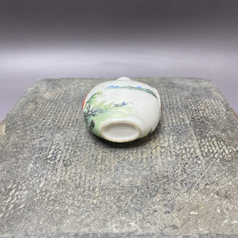古玩陶瓷山水紋鼻煙壺真品鑒賞圖