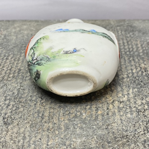 古玩陶瓷山水紋鼻煙壺真品鑒賞圖