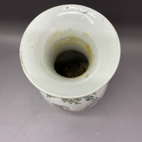 古玩陶瓷人物紋粉彩撇口瓶真品鑒賞圖