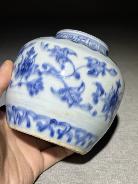 古玩陶瓷青花花卉紋罐真品鑒賞圖