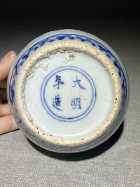 古玩陶瓷青花花卉紋罐真品鑒賞圖