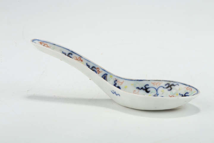 古玩陶瓷清晚·青花加彩纏枝蓮紋調羹真品鑒賞圖