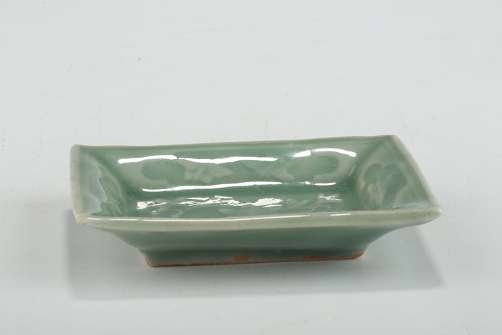 古玩陶瓷十八世紀(jì)·青釉模印花卉紋小方盤（日本）真品鑒賞圖