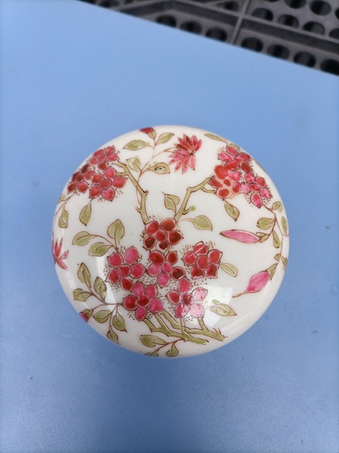 古玩陶瓷粉彩花卉紋粉盒真品鑒賞圖