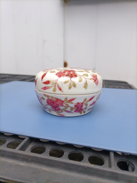 古玩陶瓷粉彩花卉紋粉盒真品鑒賞圖