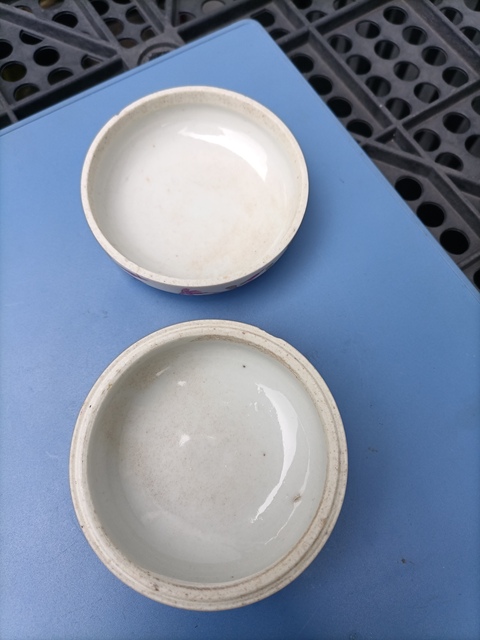 古玩陶瓷粉彩花卉紋粉盒真品鑒賞圖