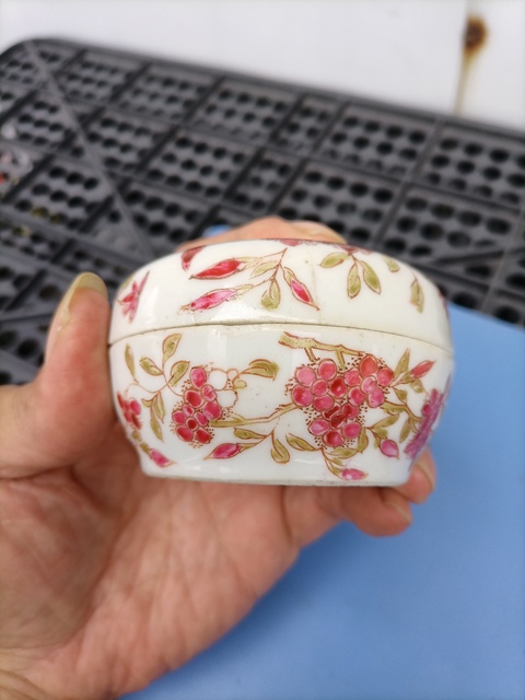 古玩陶瓷粉彩花卉紋粉盒真品鑒賞圖