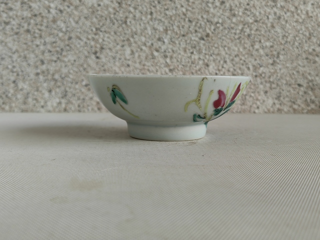 古玩陶瓷粉彩蝶戀花紋碗拍賣，當前價格350元