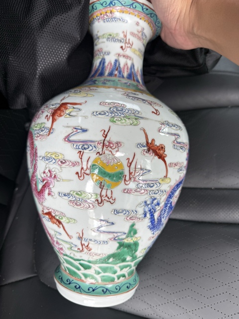 古玩陶瓷創匯粉彩龍紋撇口瓶拍賣，當前價格3888元