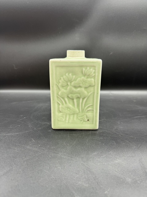 古玩陶瓷清晚期.豆青釉堆塑花卉紋茶葉罐拍賣，當前價格650元