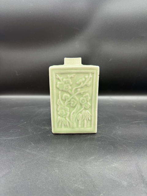 古玩陶瓷清晚期.豆青釉堆塑花卉紋茶葉罐拍賣，當前價格650元