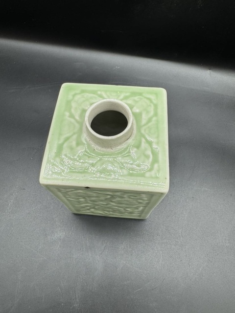 古玩陶瓷清晚期.豆青釉堆塑花卉紋茶葉罐拍賣，當前價格650元