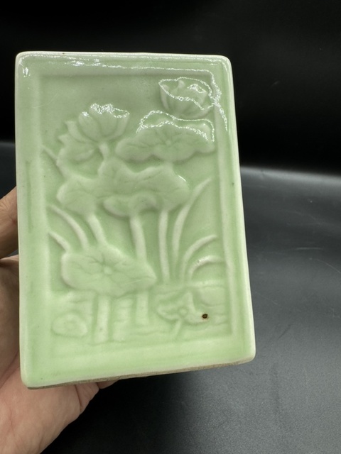 古玩陶瓷清晚期.豆青釉堆塑花卉紋茶葉罐拍賣，當前價格650元
