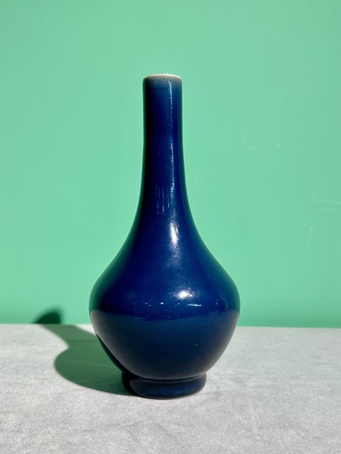 古玩陶瓷官窯內造款綠釉長頸瓶真品鑒賞圖