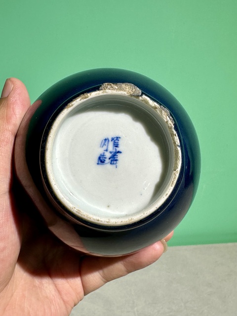 古玩陶瓷官窯內造款綠釉長頸瓶真品鑒賞圖