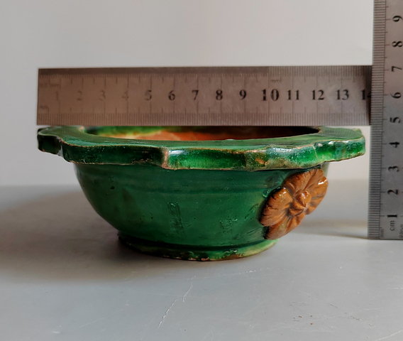 古玩陶瓷明代三彩貼塑花卉紋葵口洗拍賣，當前價格304元