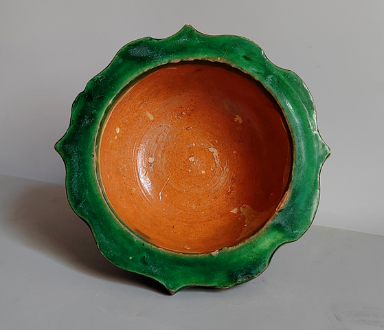 古玩陶瓷明代三彩貼塑花卉紋葵口洗拍賣，當前價格304元