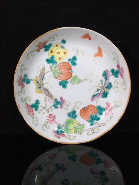 古玩陶瓷粉彩花卉蝴蝶紋臥盤真品鑒賞圖