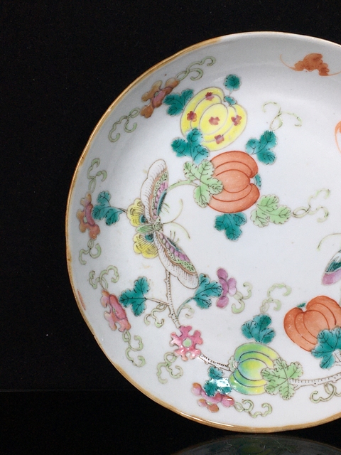 古玩陶瓷粉彩花卉蝴蝶紋臥盤真品鑒賞圖