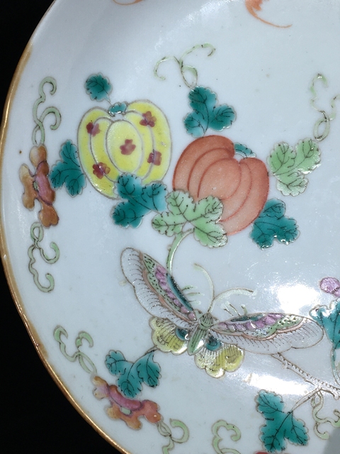古玩陶瓷粉彩花卉蝴蝶紋臥盤真品鑒賞圖