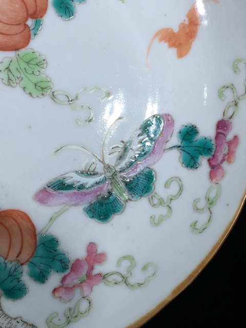 古玩陶瓷粉彩花卉蝴蝶紋臥盤真品鑒賞圖