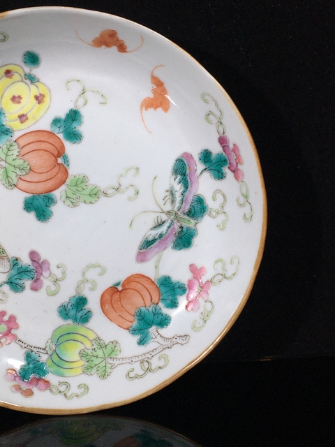 古玩陶瓷粉彩花卉蝴蝶紋臥盤真品鑒賞圖