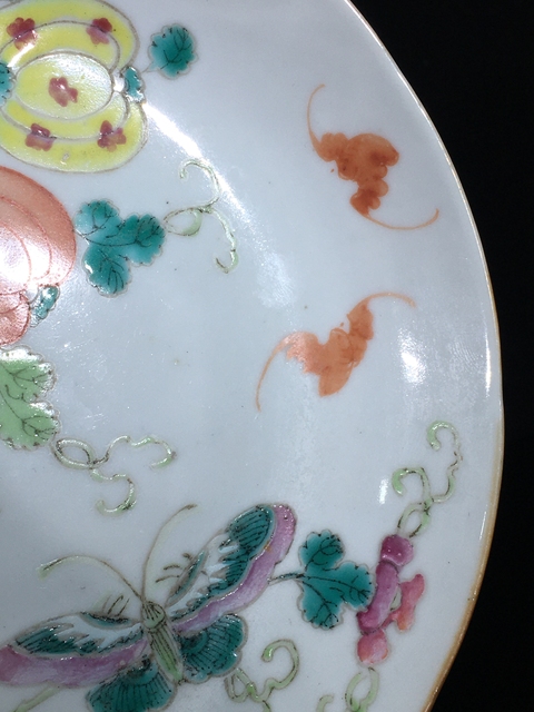 古玩陶瓷粉彩花卉蝴蝶紋臥盤真品鑒賞圖