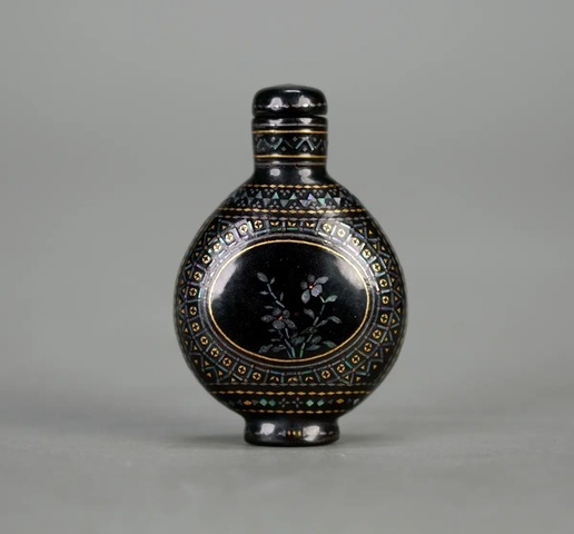 古玩雜項(xiàng)黑漆嵌螺鈿鼻煙壺真品鑒賞圖