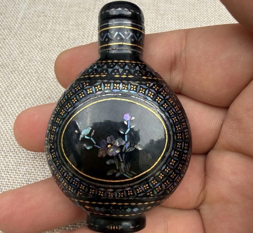 古玩雜項(xiàng)黑漆嵌螺鈿鼻煙壺真品鑒賞圖