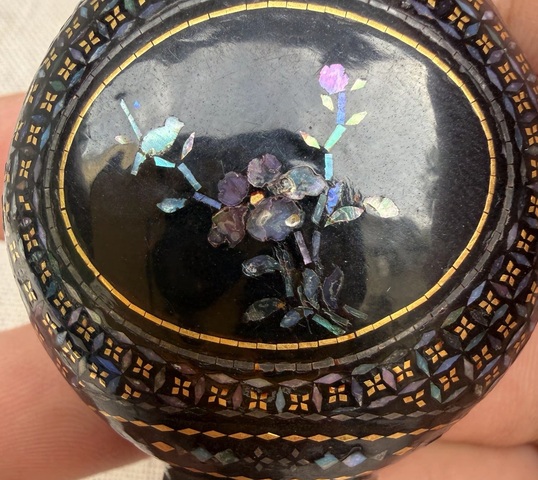 古玩雜項(xiàng)黑漆嵌螺鈿鼻煙壺真品鑒賞圖