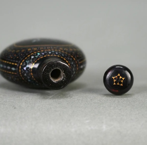 古玩雜項(xiàng)黑漆嵌螺鈿鼻煙壺真品鑒賞圖