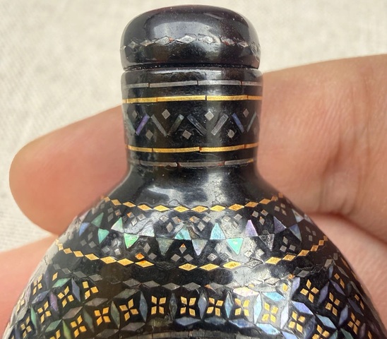 古玩雜項(xiàng)黑漆嵌螺鈿鼻煙壺真品鑒賞圖