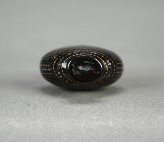 古玩雜項(xiàng)黑漆嵌螺鈿鼻煙壺真品鑒賞圖