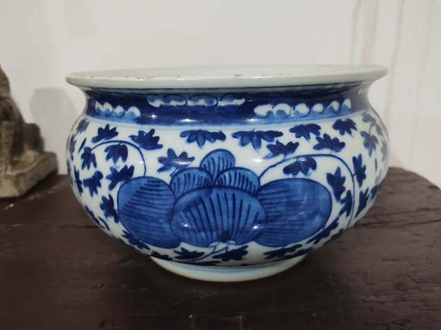古玩陶瓷花卉紋青花圈足缽式香爐真品鑒賞圖