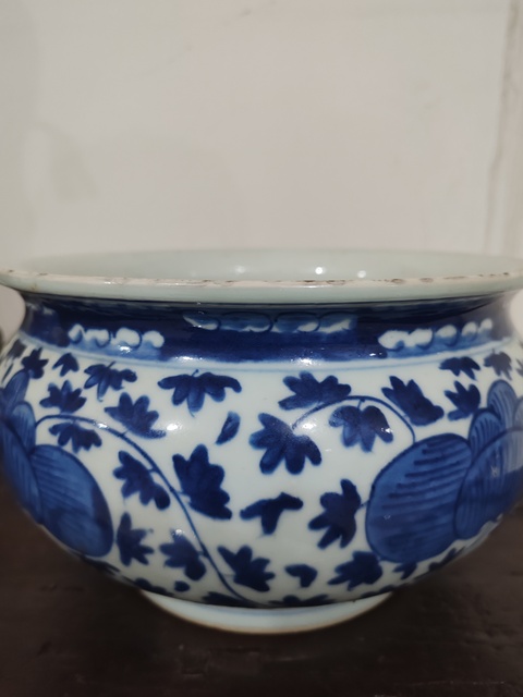 古玩陶瓷花卉紋青花圈足缽式香爐真品鑒賞圖