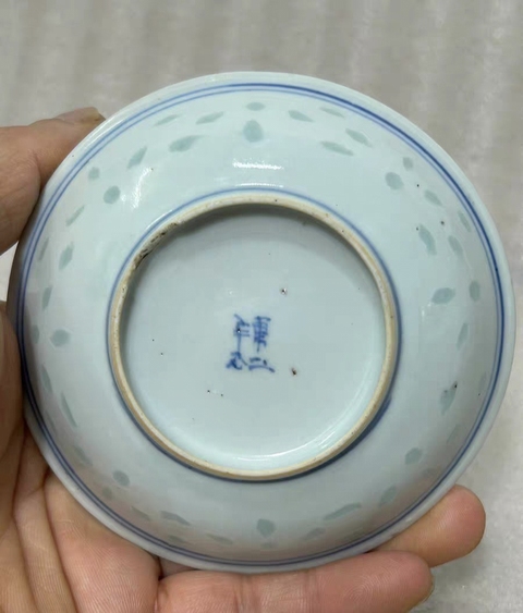 古玩陶瓷正面龍紋玲瓏瓷青花盤真品鑒賞圖