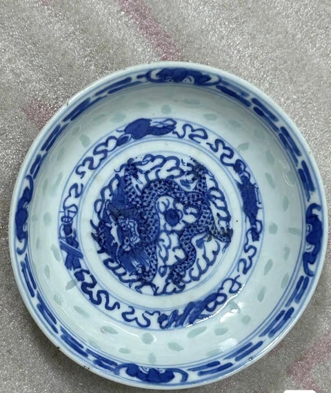 古玩陶瓷正面龍紋玲瓏瓷青花盤真品鑒賞圖
