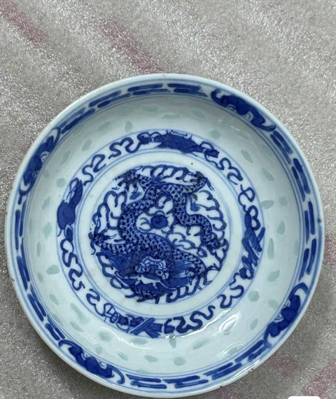 古玩陶瓷正面龍紋玲瓏瓷青花盤真品鑒賞圖