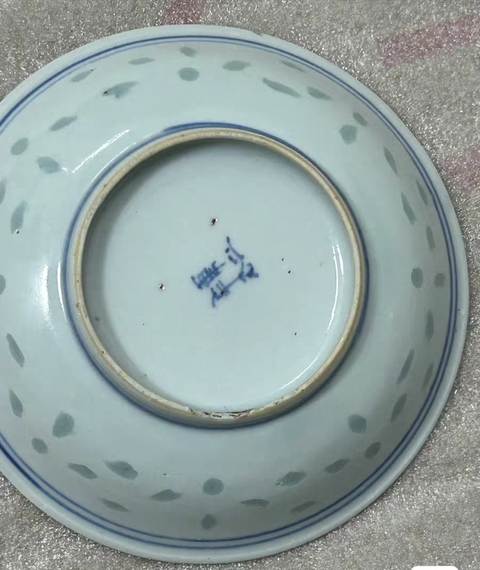 古玩陶瓷正面龍紋玲瓏瓷青花盤真品鑒賞圖