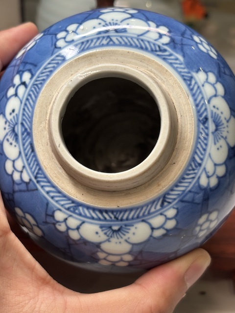 古玩陶瓷青花留白冰梅紋罐真品鑒賞圖