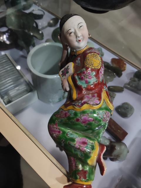 古玩陶瓷解放初期人物塑像真品鑒賞圖